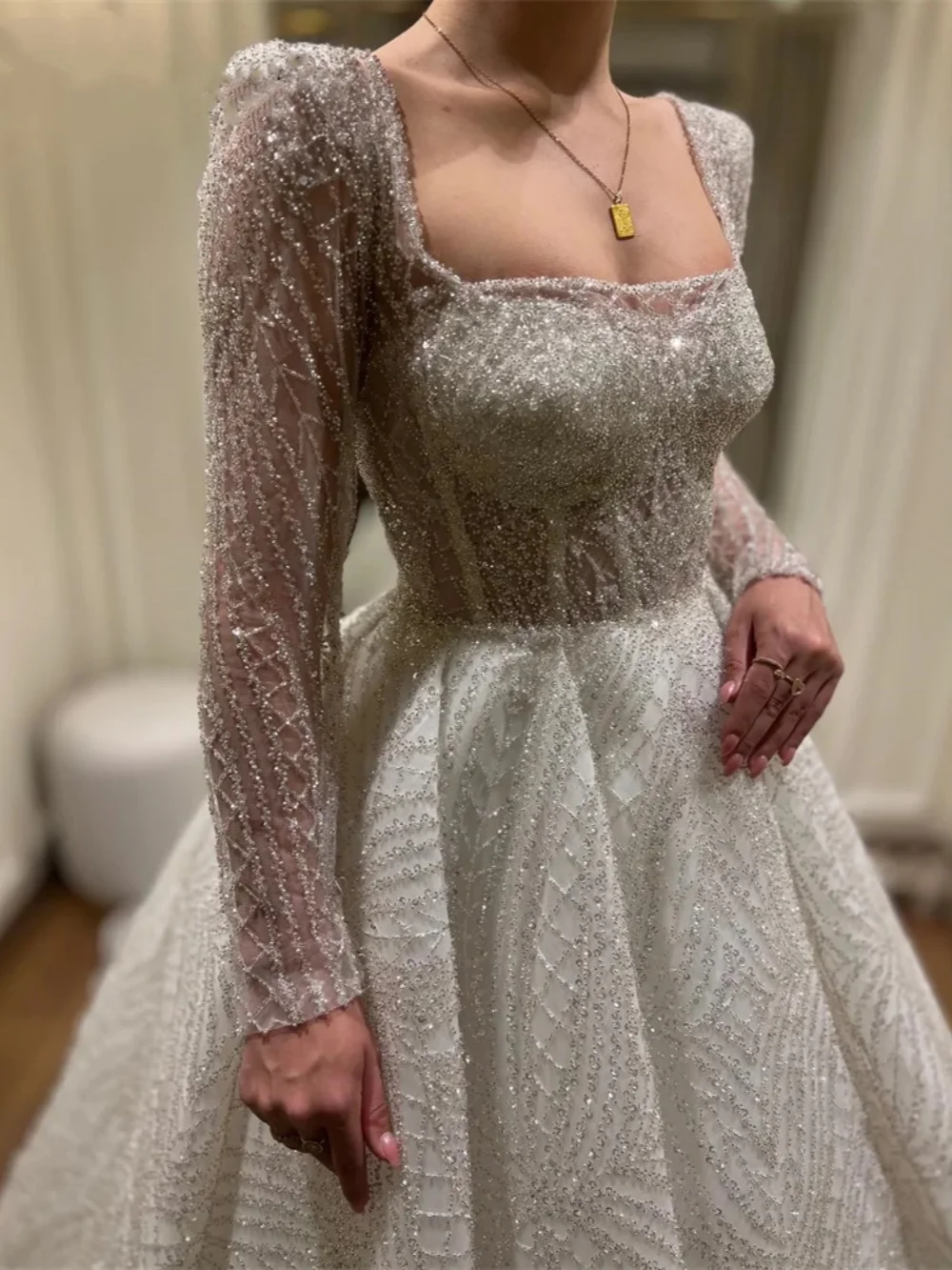 رائع الكرة بثوب فساتين الزفاف ساحة الرقبة الديكور الترتر فستان عروس الطيات الفاخرة سويب تراين فستان الزفاف حسب الطلب