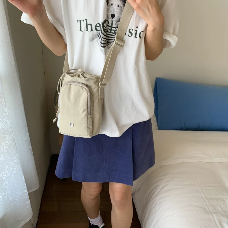 النمط الياباني فتاة لون نقي الرباط دلو حقيبة 2025 صيف جديد متعدد الوظائف الرجال والنساء حقيبة كتف Crossbody B