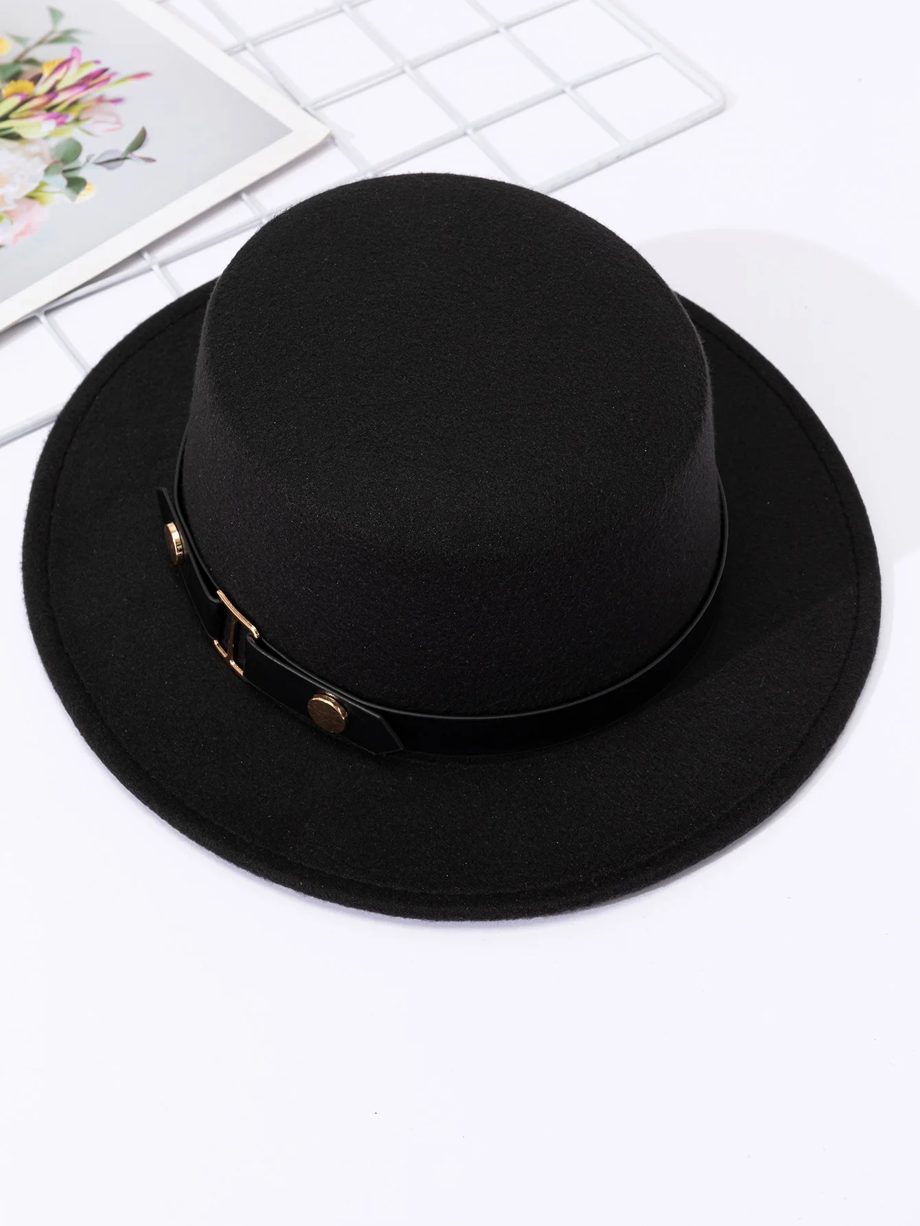 French socialite Hepburn style belt buckle flat top top hat for women in autumn and winter, British retro versatile woolen jazz