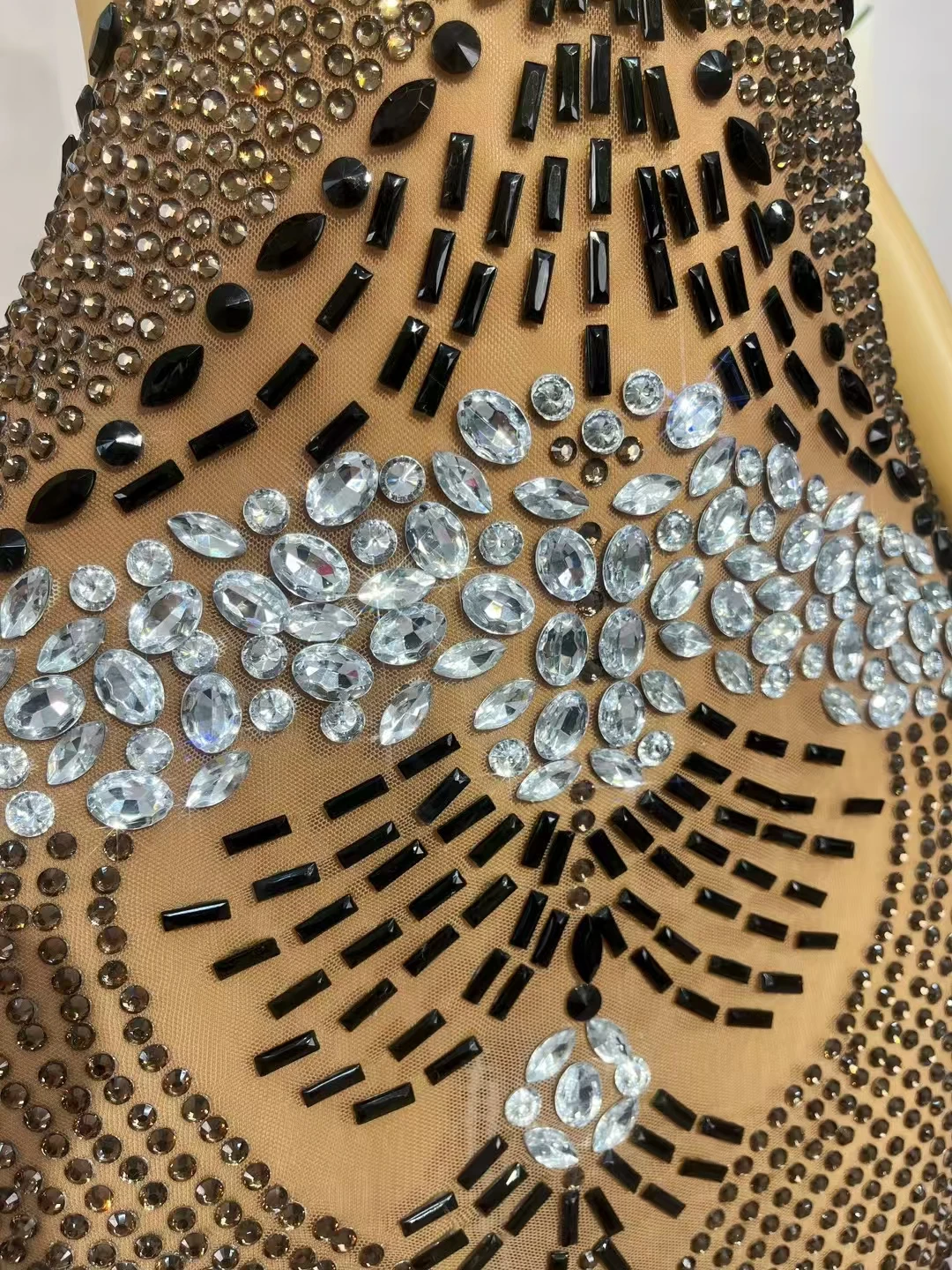 ハイエンドキラキラクリスタルシアーブラウンメッシュ非対称ドレス女性のセクシーなハイサイドスリットミニドレスナイトクラブパーティードレス Zungui