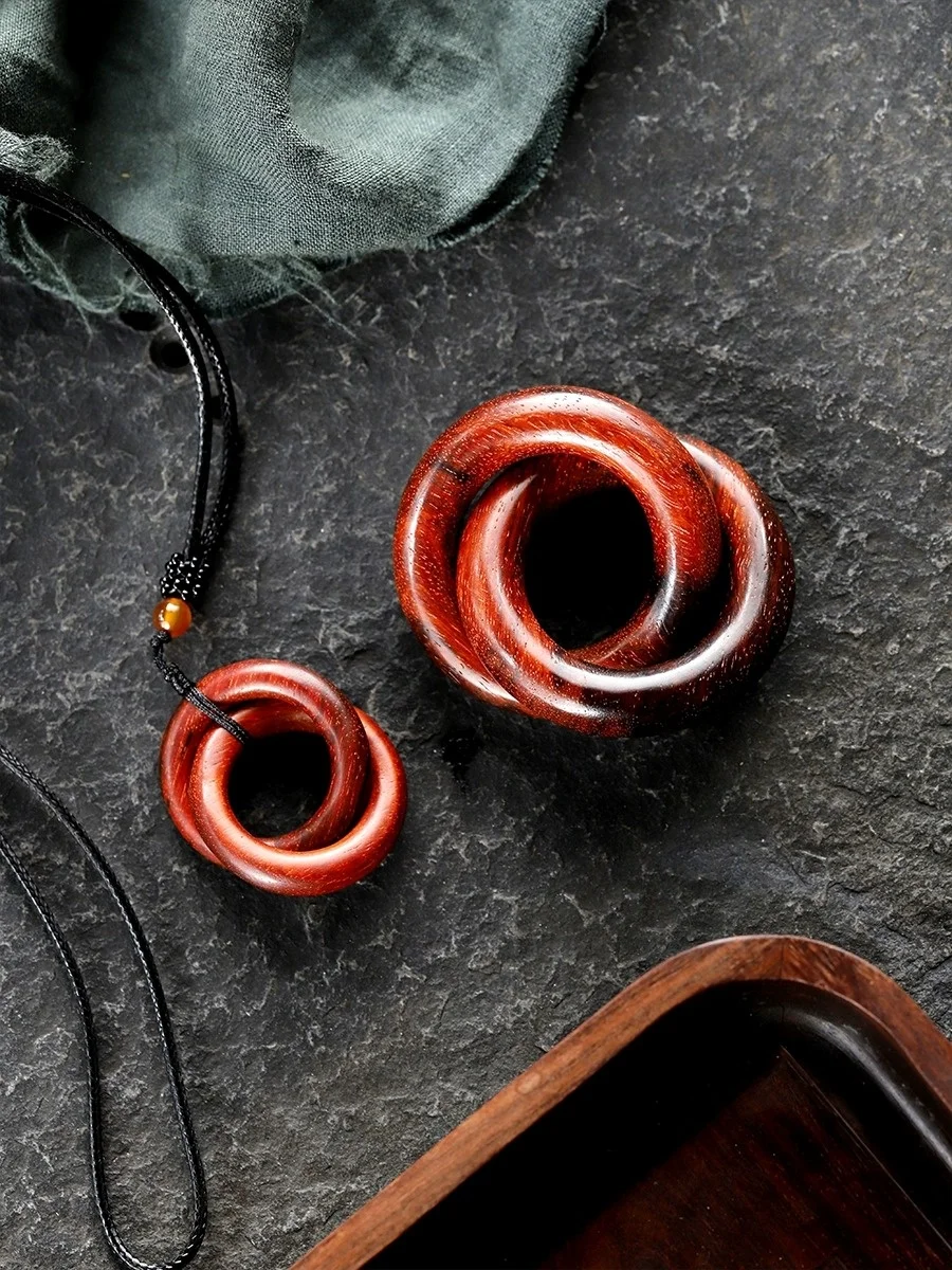 

Pendant Hanging Discus Small Leaf Purple Sandalwood Carving Men Women Carry around Life Long Love Handheld Carving Crafts