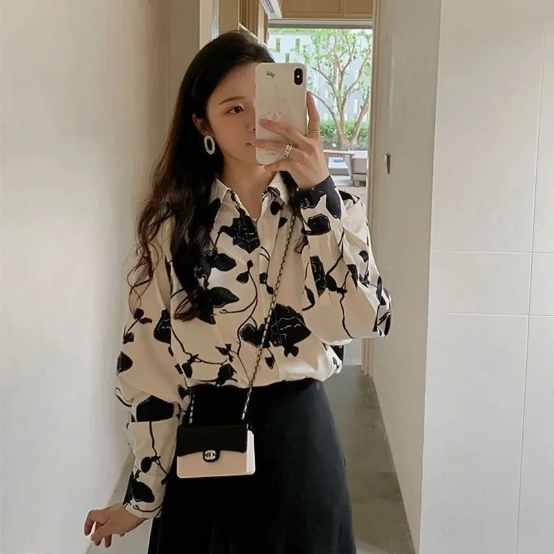 تصميم قميص نسائي عصري كبير الحجم بأكمام طويلة مزين بالزهور