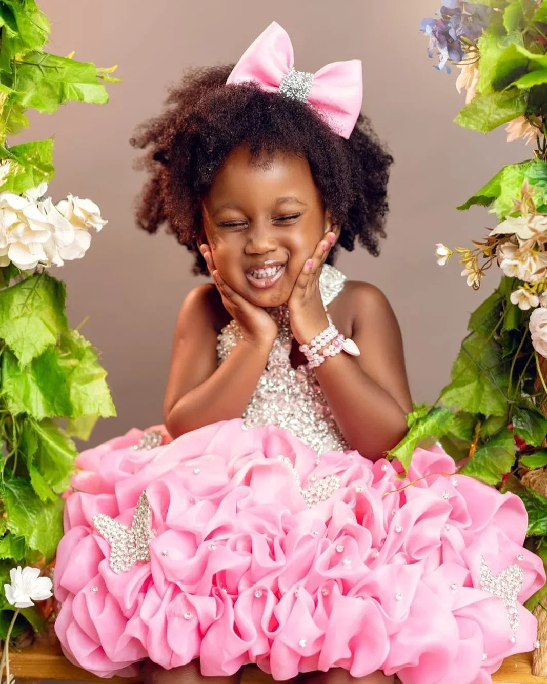 Vestidos de niña de flores sin mangas personalizados para boda, cristales, perlas, volantes, princesa, fiesta de cumpleaños, vestido de primera comunión