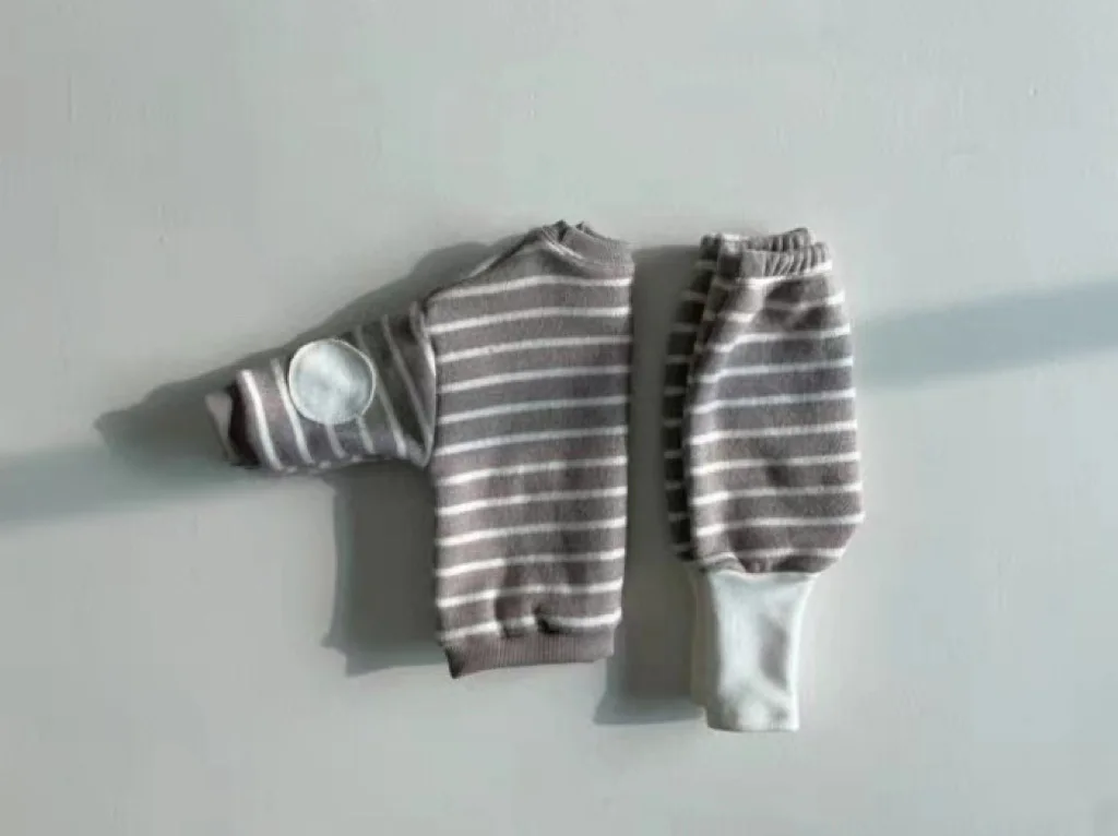 Conjunto peluche espesso listrado para menino, roupas quentes estilo coreano, conjunto de top e jeans recém-nascidos, itens de moda, 2 peças, 2024