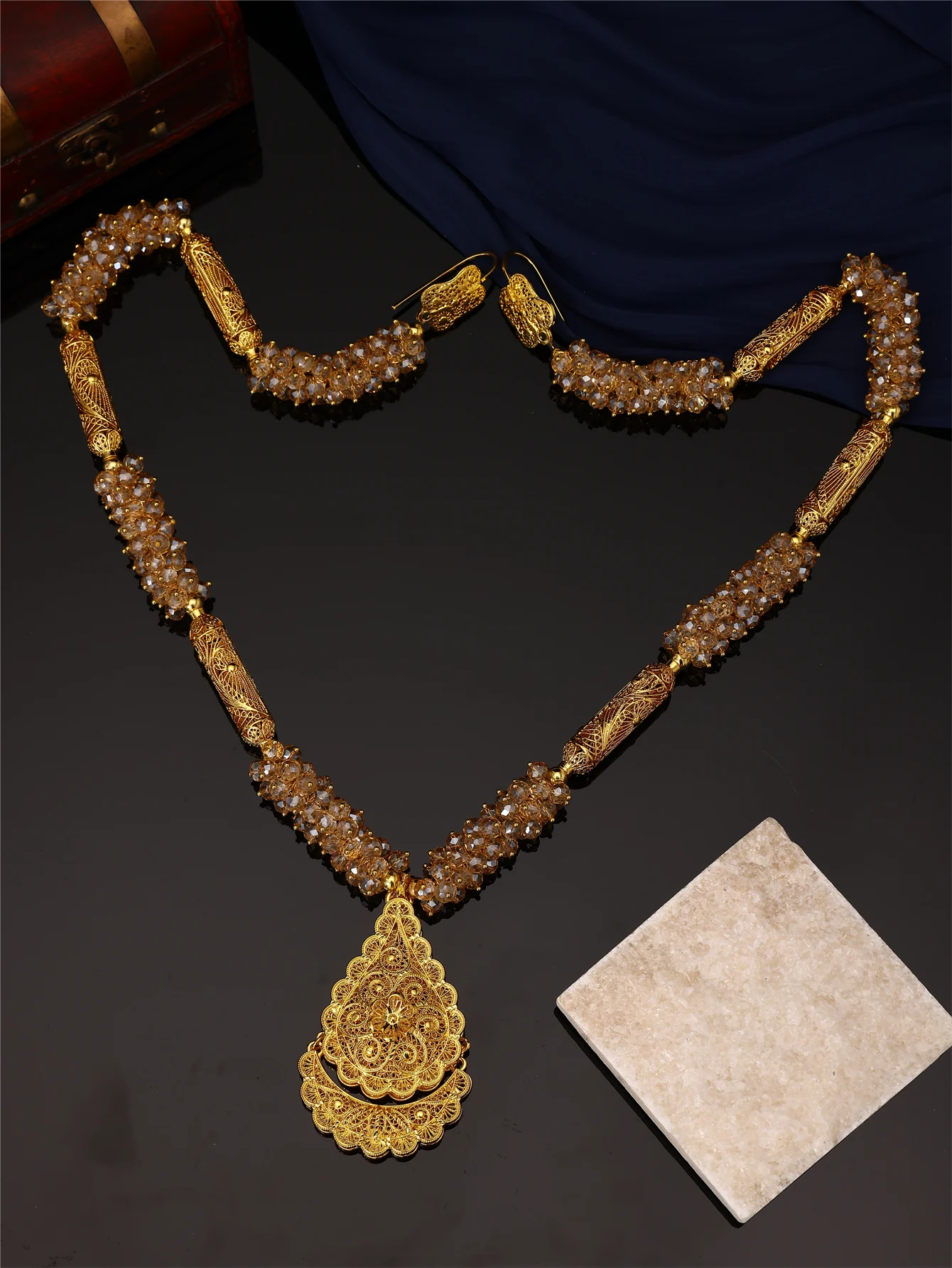 

Цельное модное и роскошное женское ожерелье с большой металлической подвеской в форме капли и угловым ожерельем из бисера, можно носить в качестве цепочки на плечо для женских свадеб, банкетов и праздничной одежды