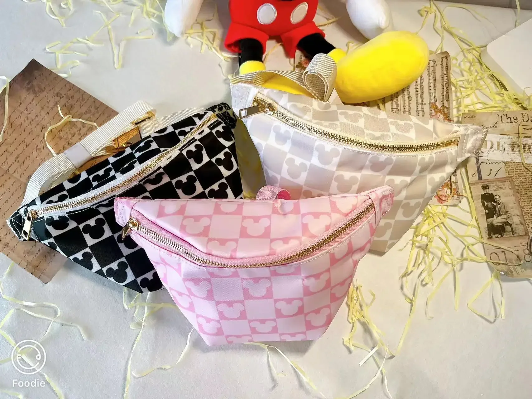 MINISO Disney-Bolso de pecho de gran capacidad con dibujos animados para mujer, bandolera multifuncional impermeable para exteriores