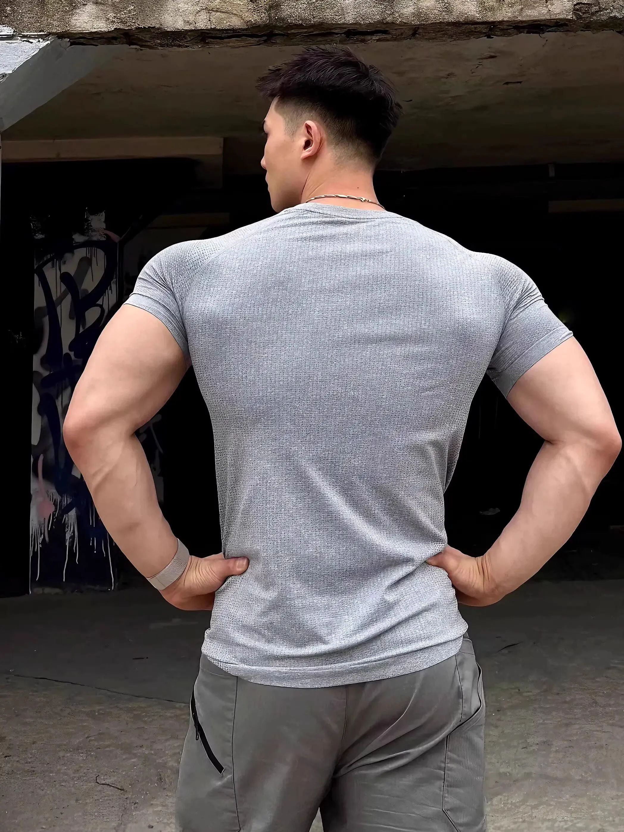 Schnelltrocknendes Fitness-T-Shirt für Herren, Slim-Fit-Muskel-Gym-T-Shirt, dehnbares Kompressions-Top für den Sporttraining – Detail 12