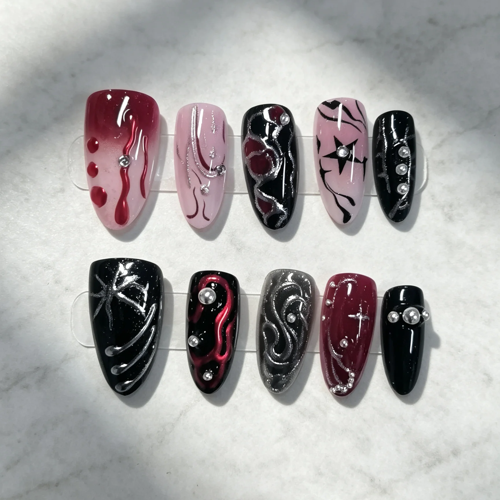 10 Pieces of Hand Pressed Almond Shaped Nails, Beautiful Fake Nails, Blood Red, Black and Red Halloween, Suitable for Women
