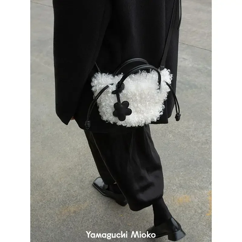 Women Winter Bags 2023 New Fashionable Lamb Wool Carry-on Plush Bag Niche Design Sense Crossbody Bag Mini Cute Fur Bag