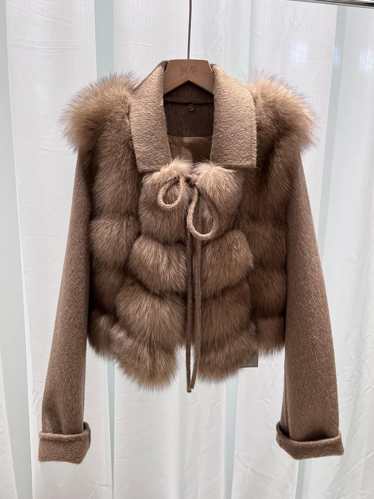 معطف شتوي نسائي جديد لعام 2025 من فرو الثعلب الحقيقي الطبيعي سترة صوفية سميكة ودافئة ملابس خارجية نسائية غير رسمية