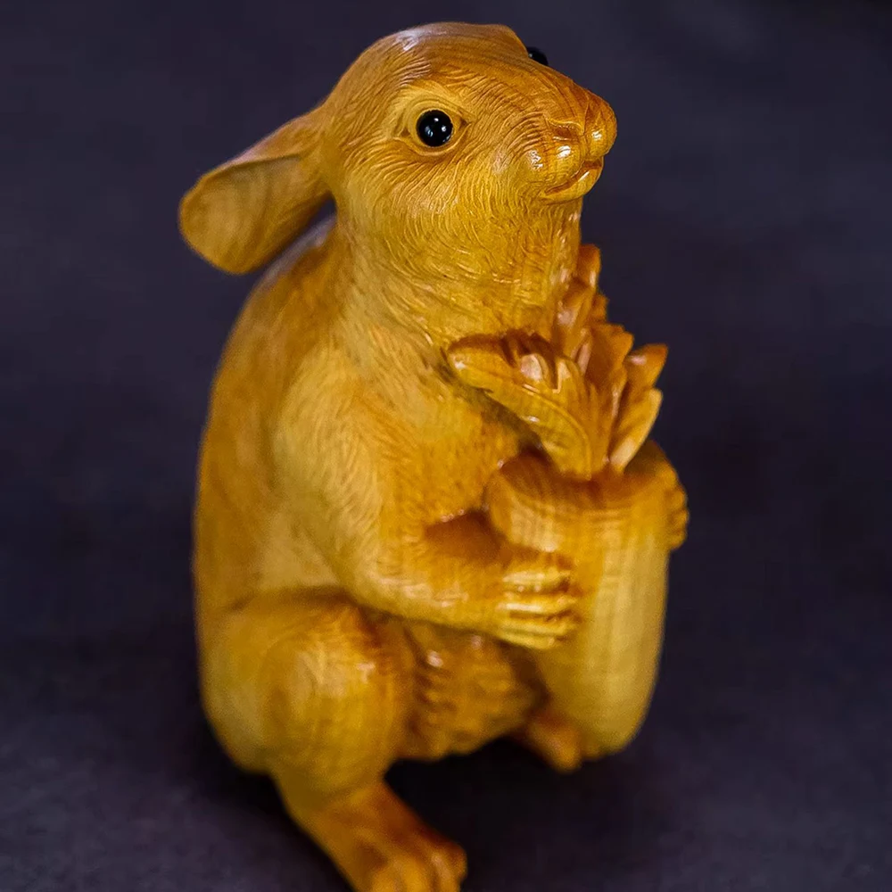 

Фигурка милого кролика с морковью, ручная резьба из самшита. Орнамент зодиакального животного, приносящий удачу, процветание, богатство. Идеален для декора дома, офиса, стола. Отличный подарок.