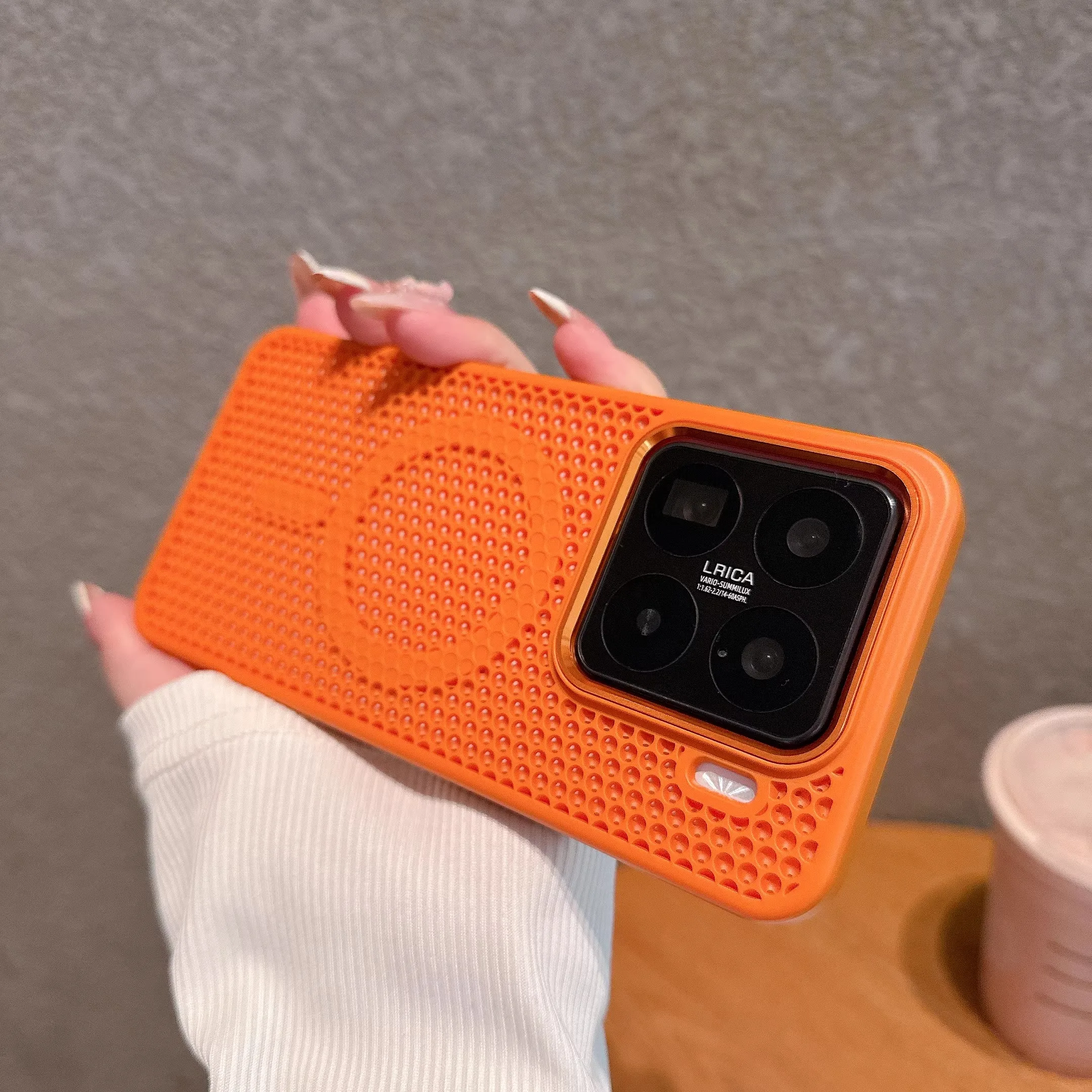 حافظة لهاتف Xiaomi Mi 15 14 Pro 13 على شكل قرص العسل تبديد الحرارة غطاء خلفي مغناطيسي قابل للتنفس لهاتف Xiaomi 15 Ultra Shell Bumper Funda