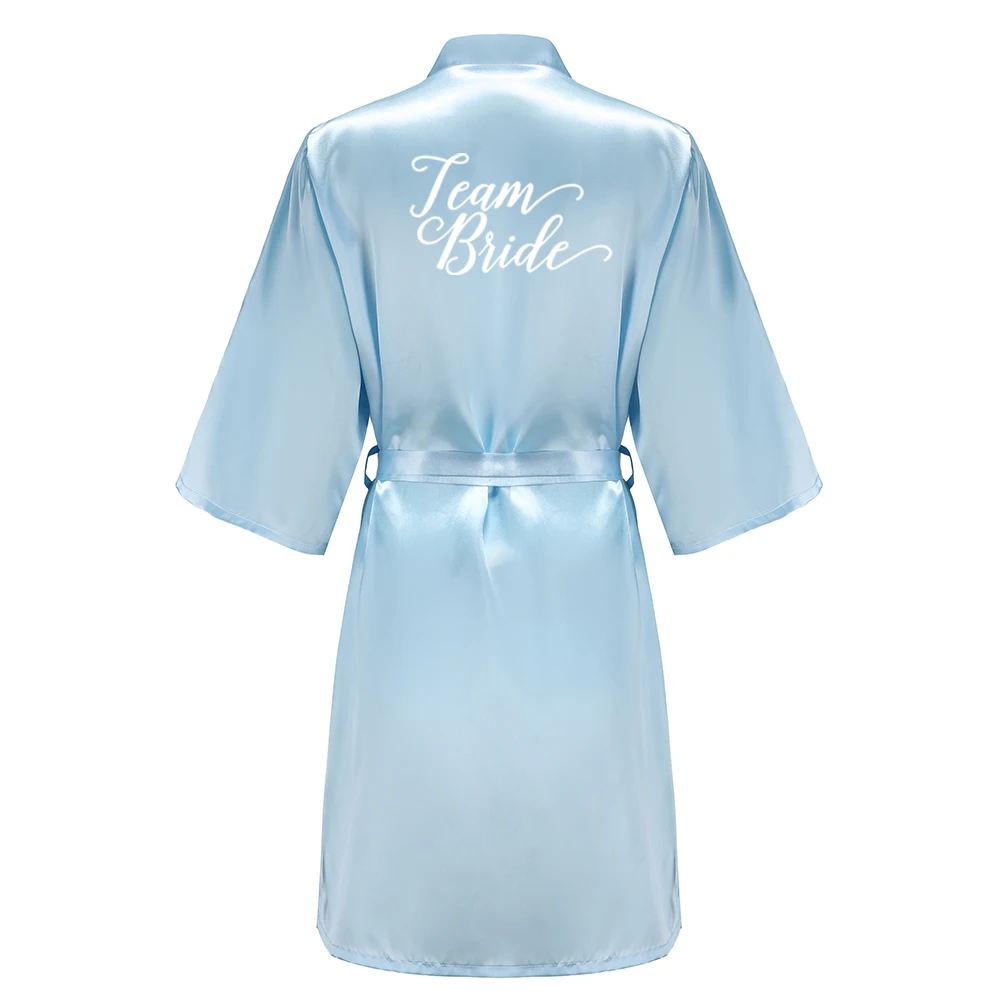 Immagine 4: Kimono corto da donna in raso azzurro per sposa e damigella d'onore con lettera bianca, abiti da festa di nozze