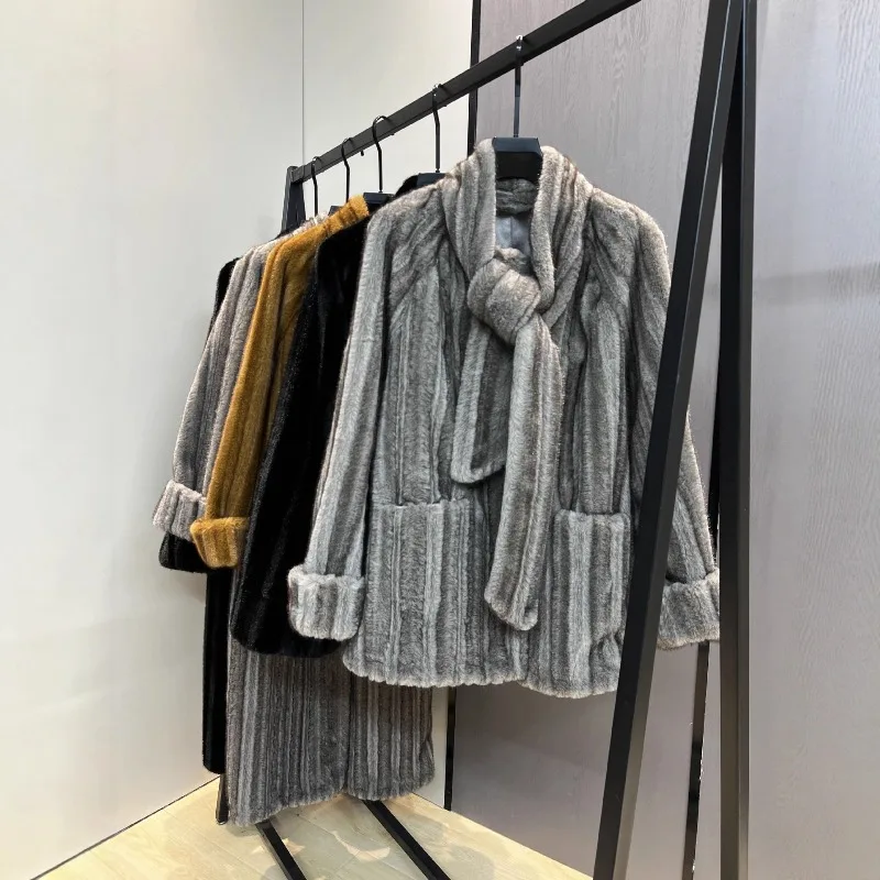 เสื้อโค้ทขนเฟอร์เทียมแบบมีผ้าพันคอในตัวสำหรับผู้หญิง สไตล์วินเทจ ขนฟูหนานุ่ม อุ่นสบาย ความยาวปานกลาง สำหรับฤดูใบไม้ร่วงและฤดูหนาว