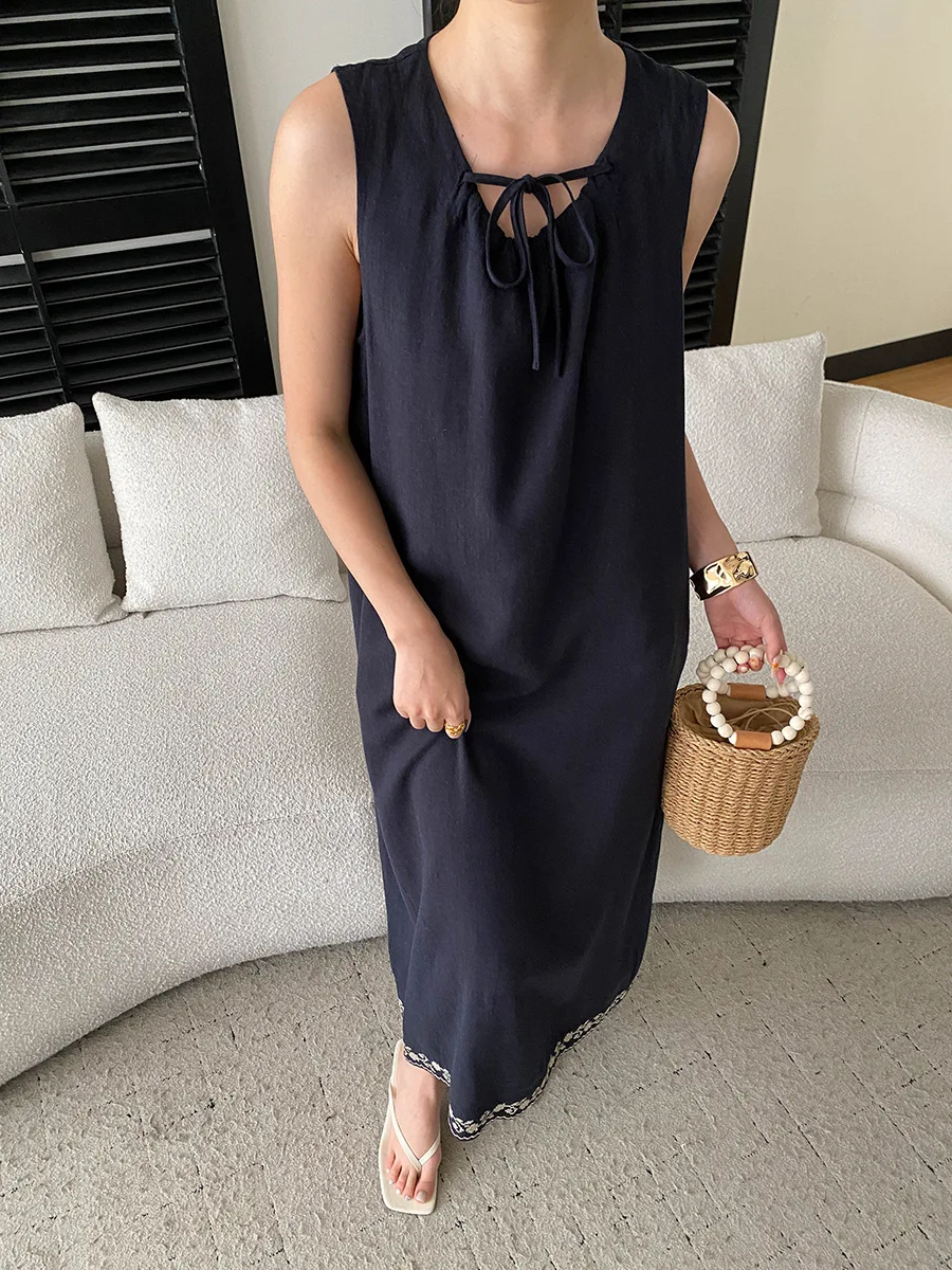 Sommerliches Damenkleid, lässig, einfarbig, mit Schnürung, besticktem Saum, ärmellos, im Westen-Stil. – Detail 8
