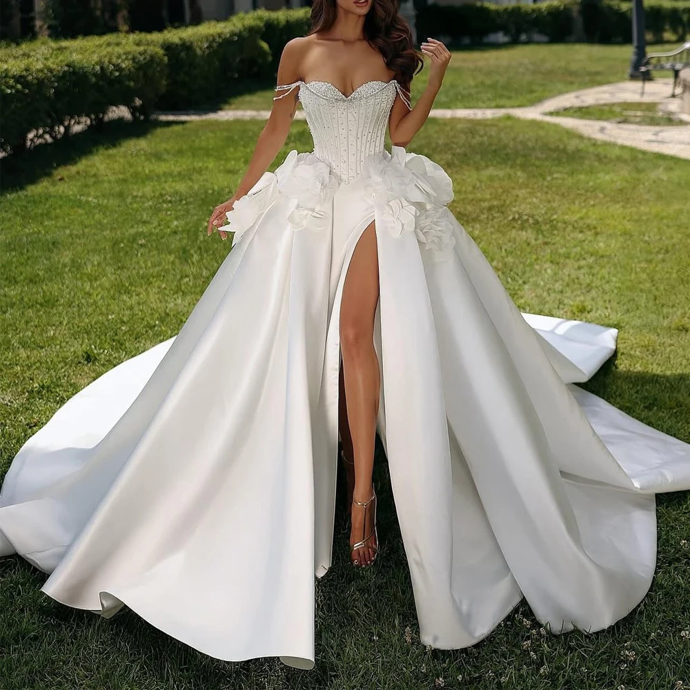 

Элегантное свадебное платье А-силуэта на заказ с разрезом, вырезом сердечком, в стиле русалка, со съемным шлейфом и бисерной отделкой.