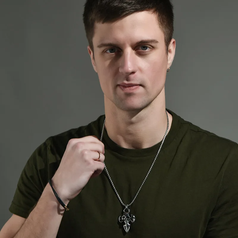 レトロなスカルクロスチタンスチールネックレス、トレンディなストリートダンスカップルアクセサリー、クラシックでファッショナブル