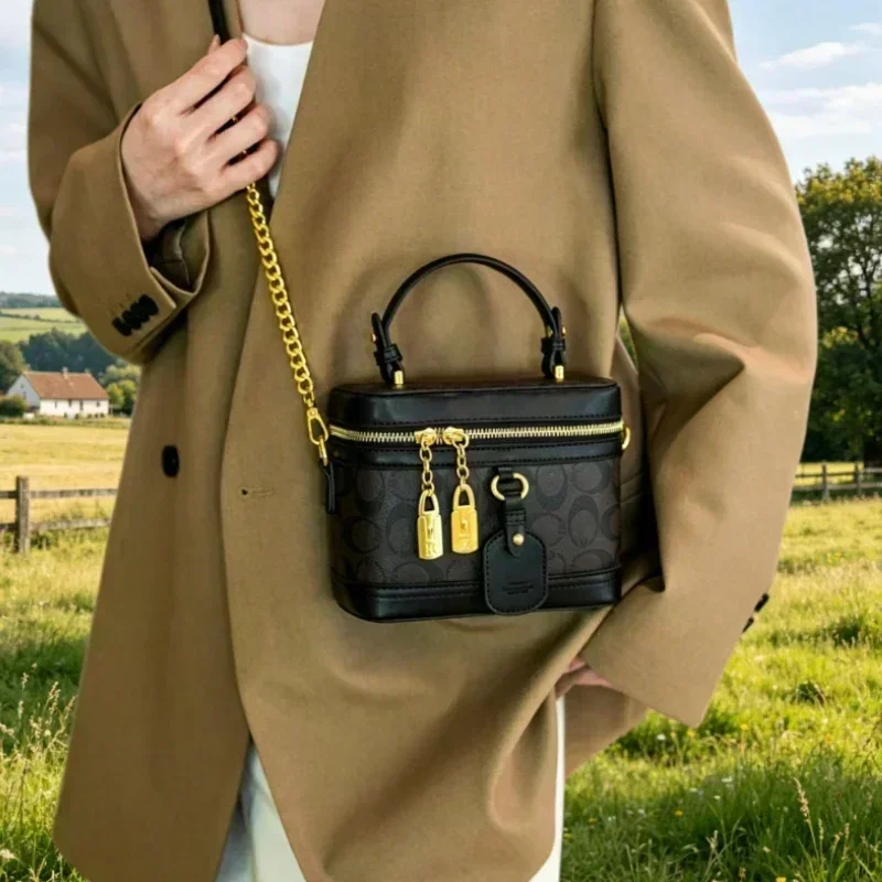 

Modern trendy zipper crossbody bag with luxurious design chain strap shoulder bag, women's outdoor casual handbag