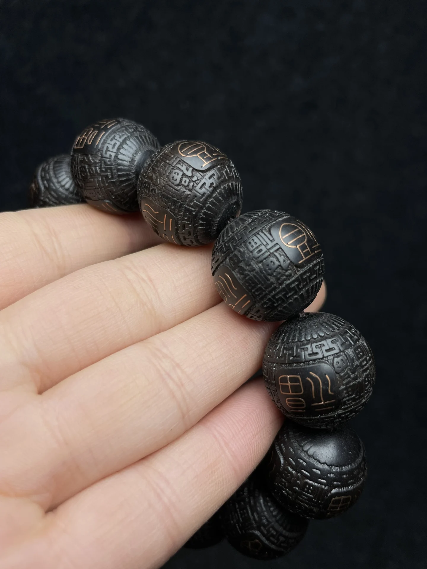 Exquisite Family Handicraft Rosewood Box with  Bracelets Beautiful Appearance and Collectible Value