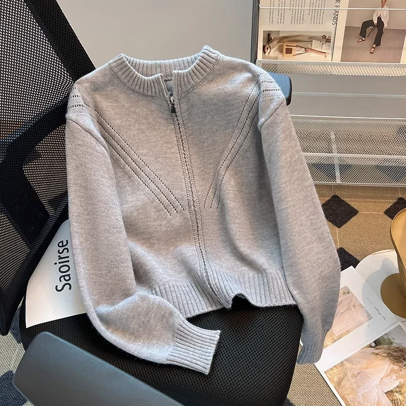 

Autumn and Winter Women's 2025 New Spliced Round Neck Zipper Fashion Solid Color Versatile Casual Knitted Sweater Top