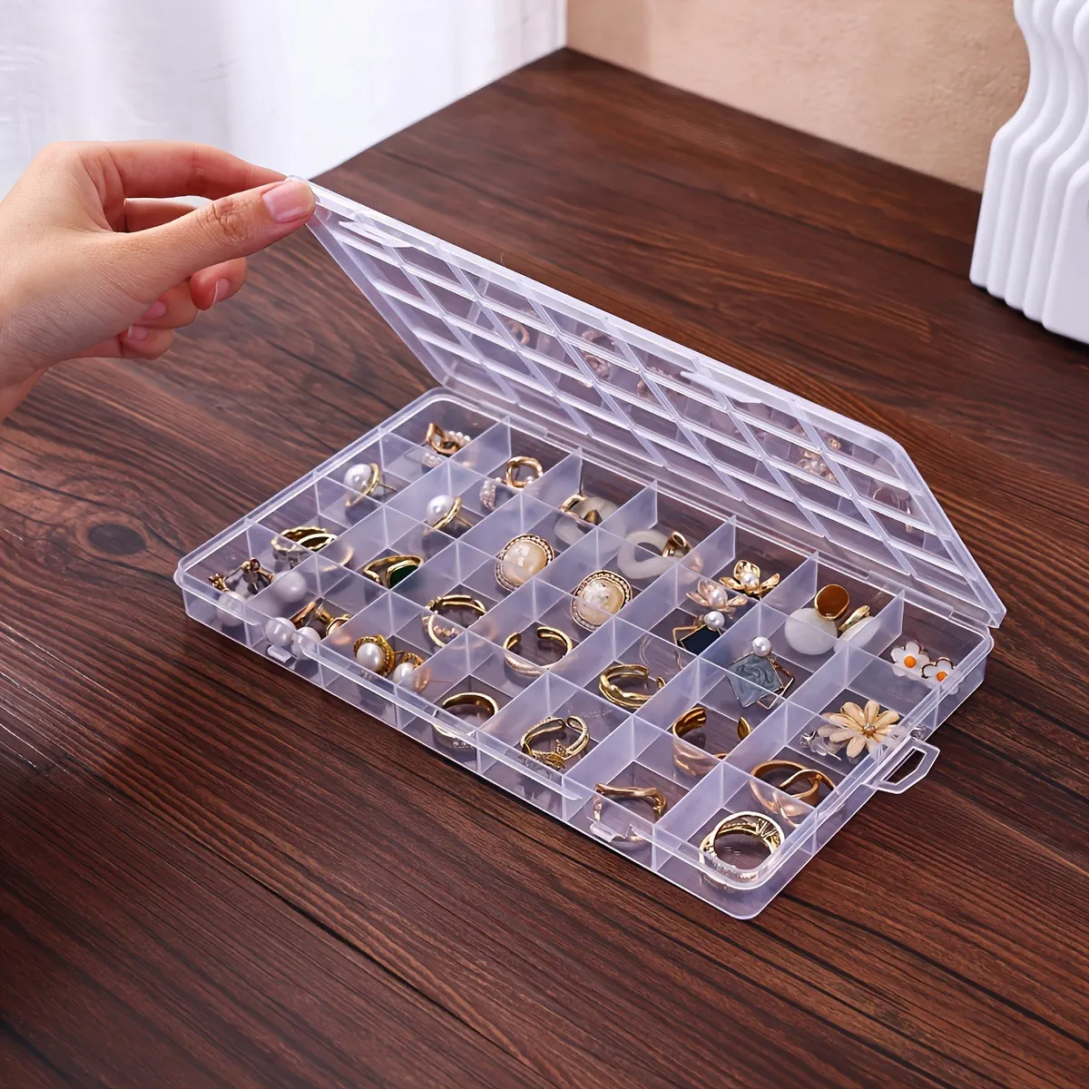 صندوق تخزين بلاستيكي مكون من 28 حجرة مع صندوق مجوهرات مقسم، يستخدم لتخزين المجوهرات والأقراط والخواتم والخرز