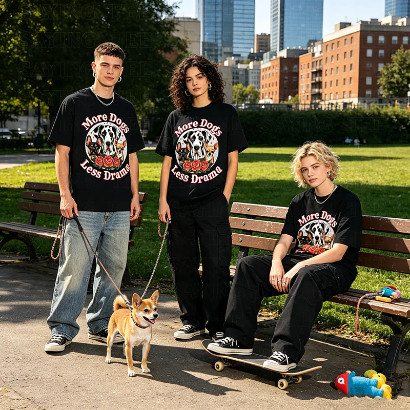 Mehr Hunde, weniger Drama – Great Dane, Frenchie, Chihuahua T-Shirt – Y2K Haustierliebhaber Grafik-Bekleidung – Personalisiertes Streetwear Spruch-T-Shirt – Detail 4