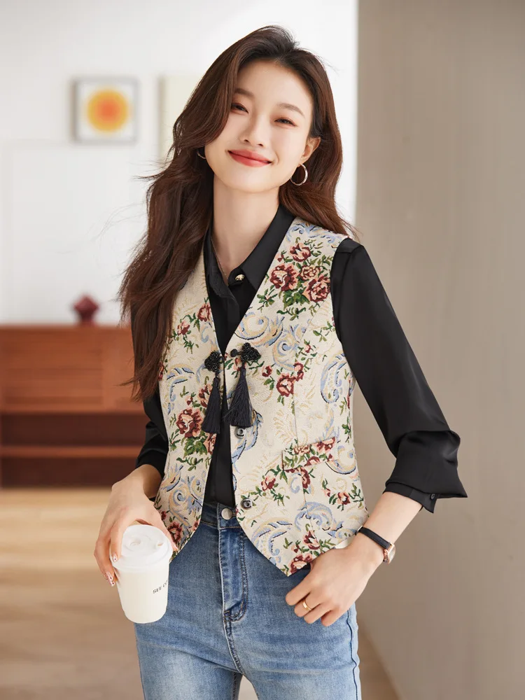 New Chinese Vest for Women2024New National Style Chinese Knot Button Embroidery Vest High-End Fashion Waistcoat Sleeveless Top