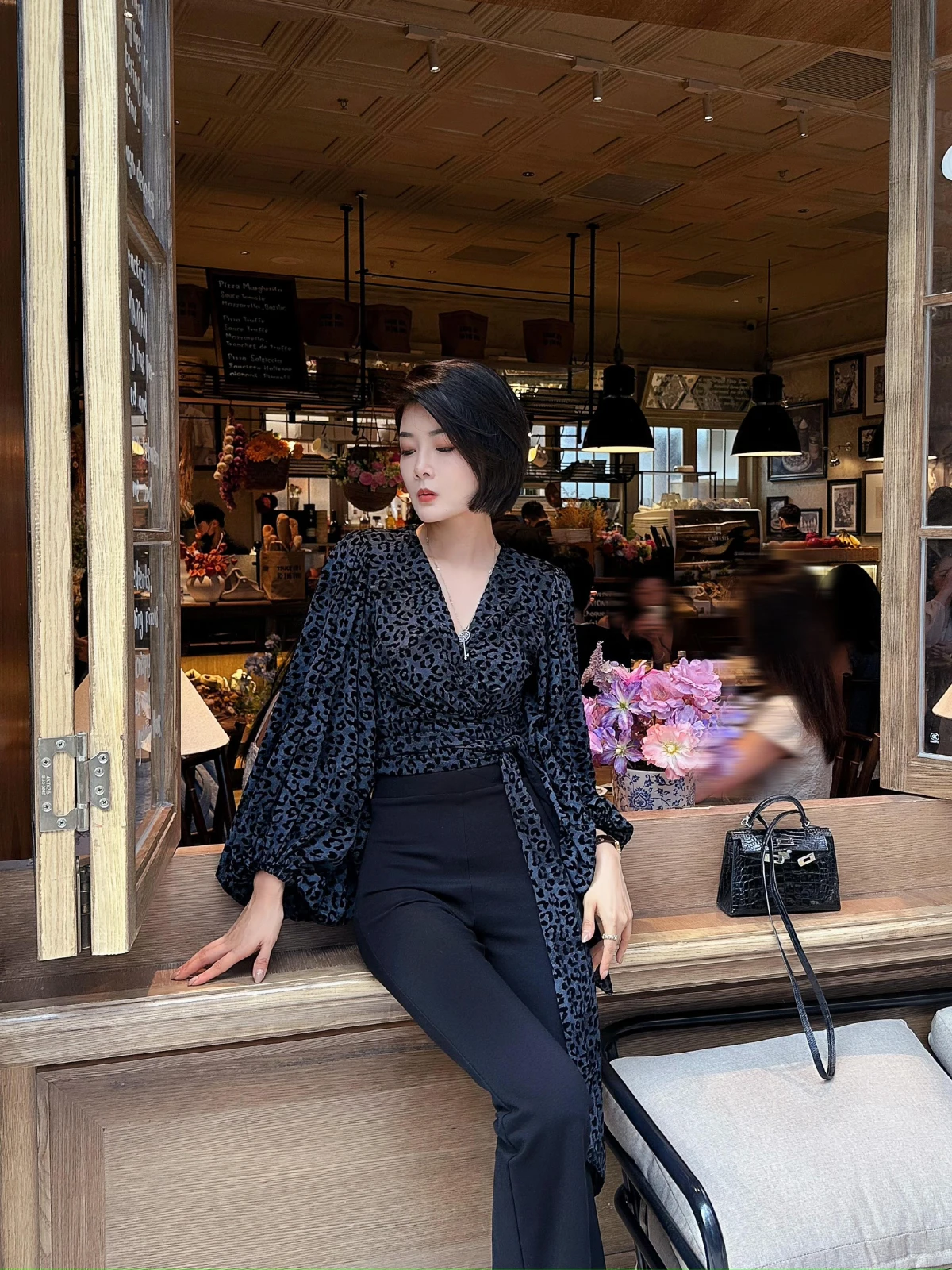 

Sexy Vintage Velvet Leopard Print Cross V-ne Bubble Sve ort Top Women's Faion Knittedwear Chinese Production