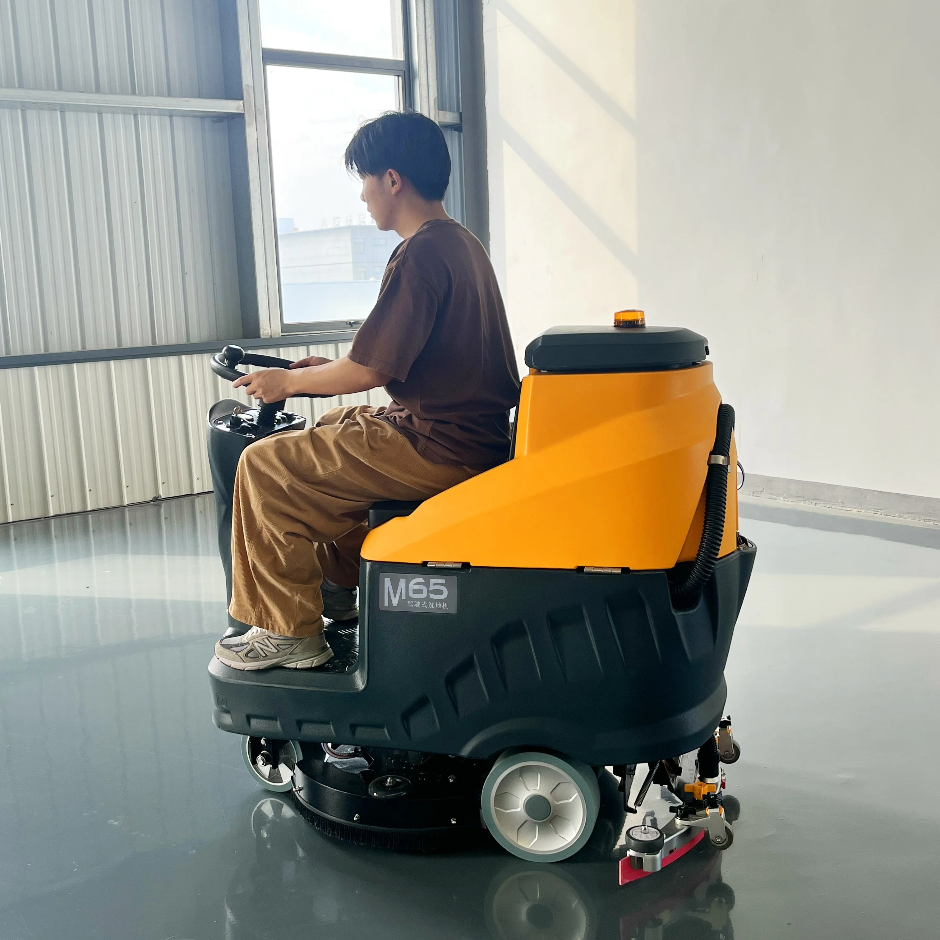 M65 Commercial Industrial Floor Scrubber Driving Floor Cleaning Equipment With Ce - view 3