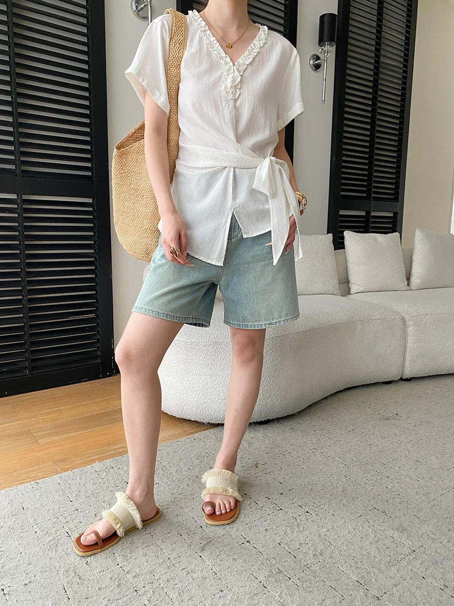 Sommerliches Damen-Shirt in unifarbenem Design mit V-Ausschnitt, Bördelkante und Taillenband, Kurzarm – Detail 30