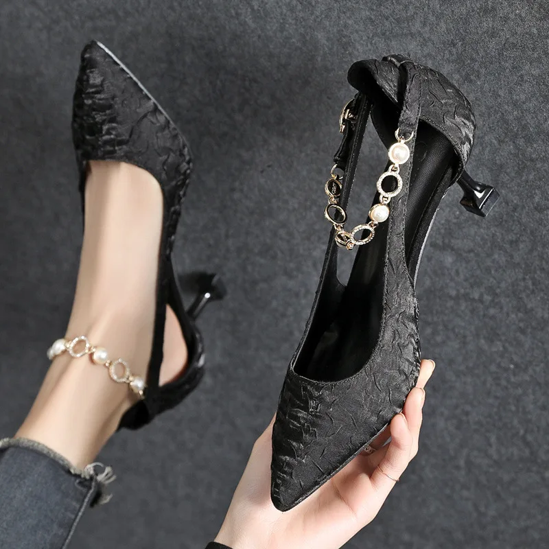 Sepatu Hak Tinggi dengan Stiletto Runcing dan Rantai 7Cm