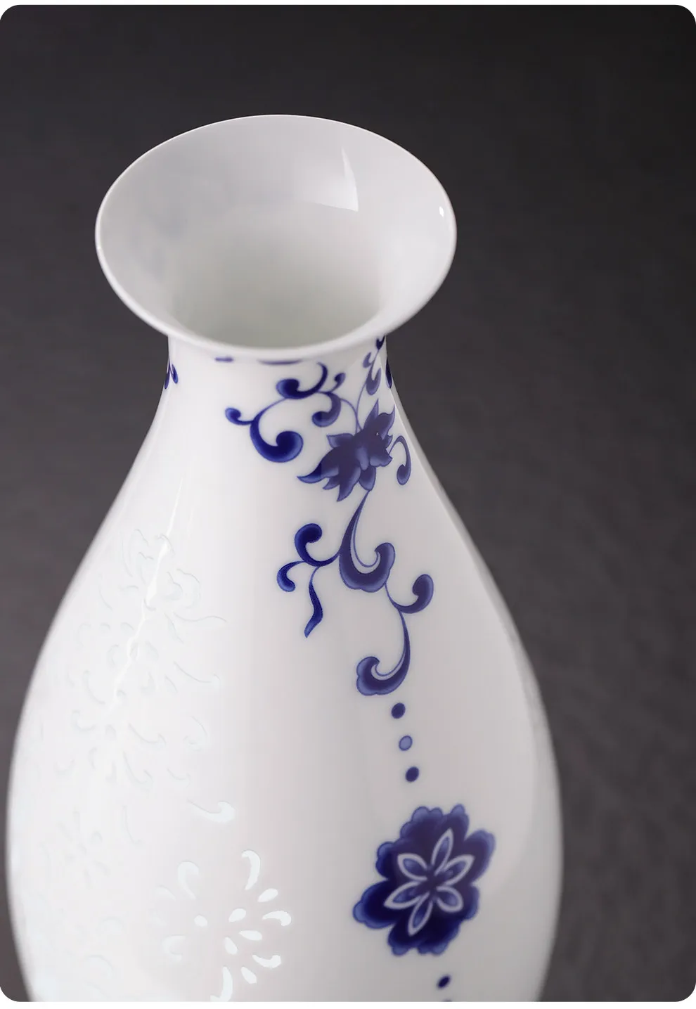 Premium Blue And White Porcelain Vase with Lattice Carving Jingdezhen Ceramic Handicrafts Chinese Style Decoration Perfect Gift