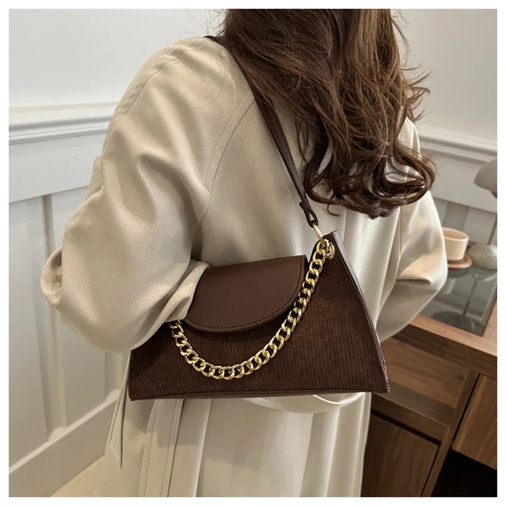 حقيبة يد بسلاسل عصرية للنساء لخريف 2025 غطاء قلاب جديد مقسم متعدد الاستخدامات بكتف واحد حقيبة كروس مربعة صغيرة