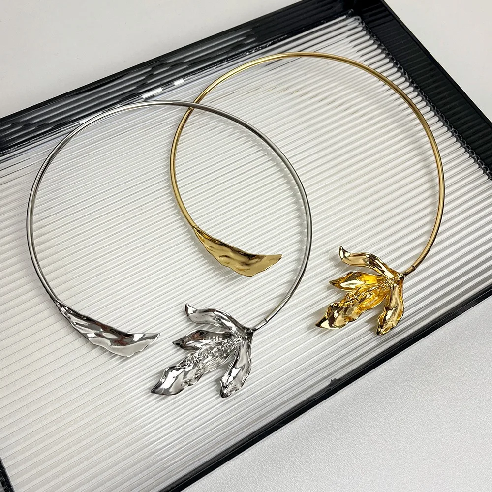 

Irregular Maple Leaf Choker Necklace Gold and Silver Girl Charm Open Collar Necklace Simple Banquet Jewelry Exaggerated Choker