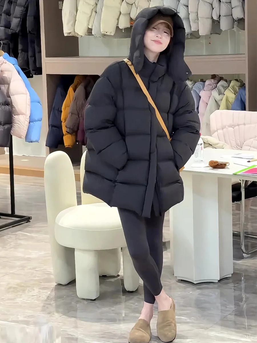 Damska kurtka puchowa do połowy łydki z kapturem, biała, z puchu, ciepła, luźna, codzienna, zimowa, rekreacyjna, jednolita, zapinana na zamek.