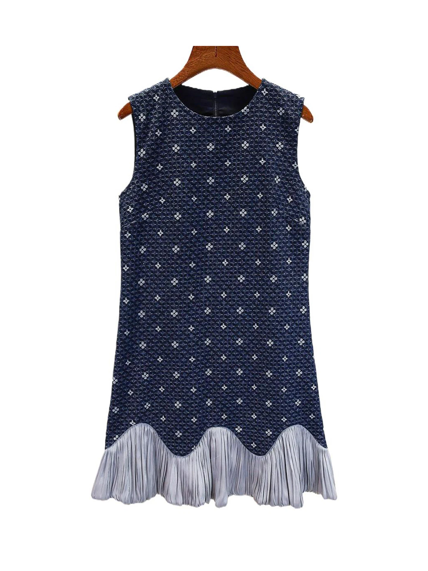 فستان نسائي راقٍ من ساوث أويل لخريف 2025 بتصميم أنيق مطرز بخصر مرتفع وتنورة بسيطة للعمل