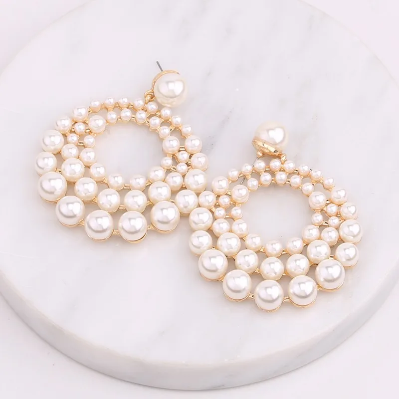 أقراط لؤلؤ تقليد مجوفة هندسية أنيقة للنساء للحفلات والمناسبات الرسمية والعطلات على الشاطئ
