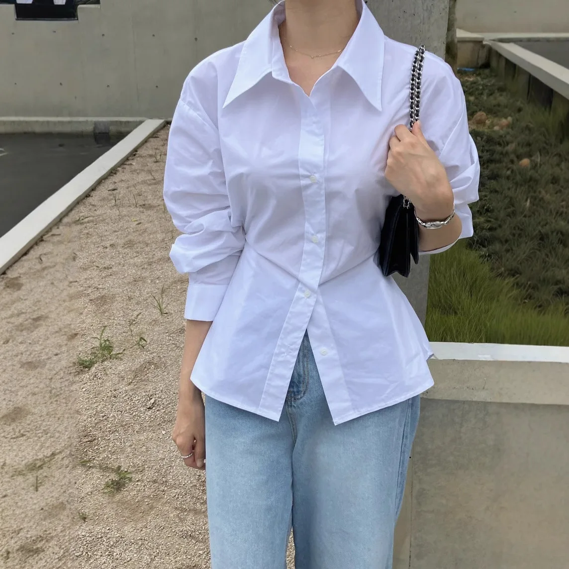 

Seoul Inspired Women's White Shirt: 2025 Fall Premium Long Sleeve Blouse Waist Accent Design Versatile Business Casual Chic