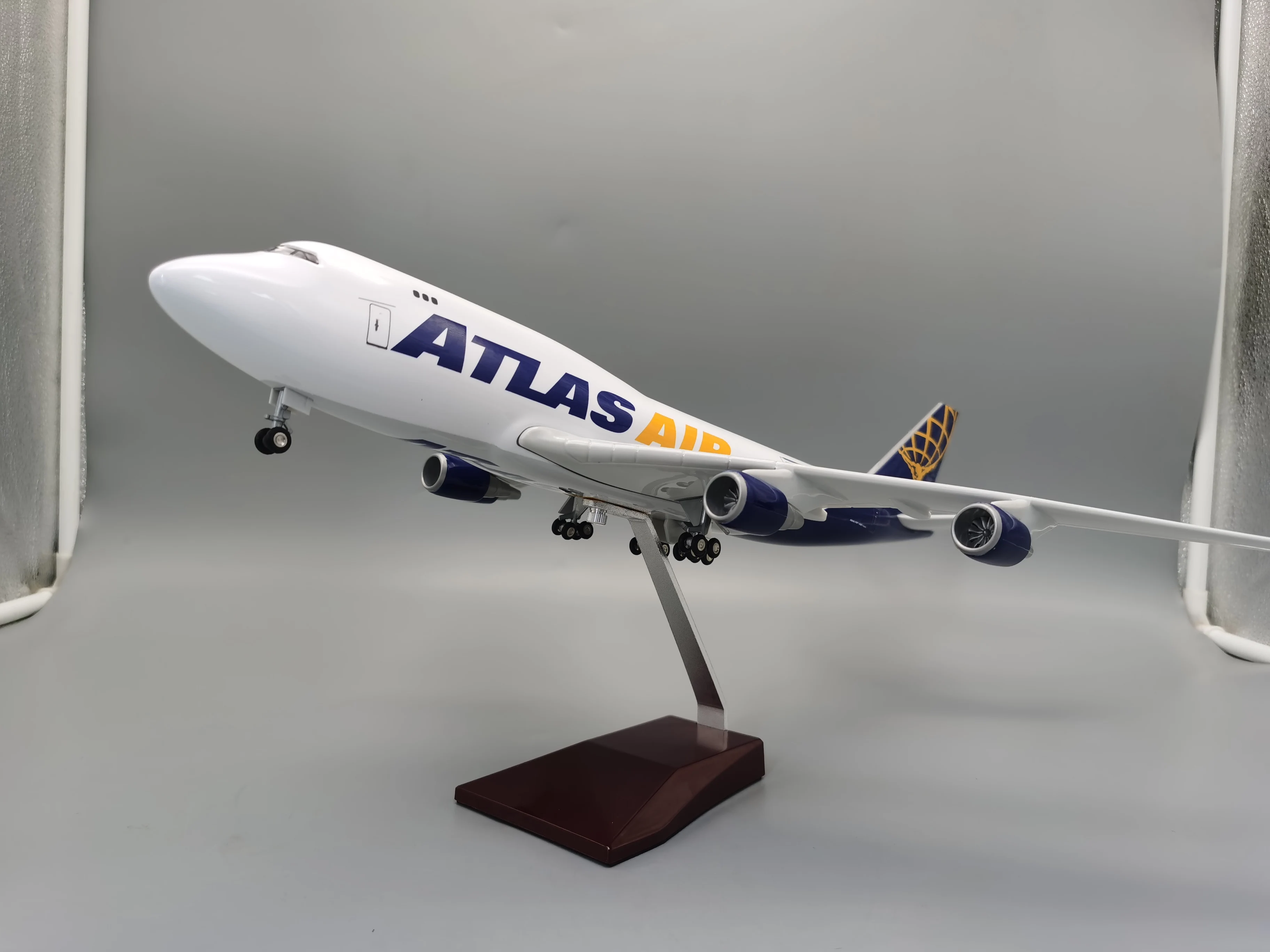 Atlas Air Cargo Aircraft Boeing 747 Aircraft Model 47CM 1:150 Scale With Wheel LED Light Die-casting Machine Collected Gift