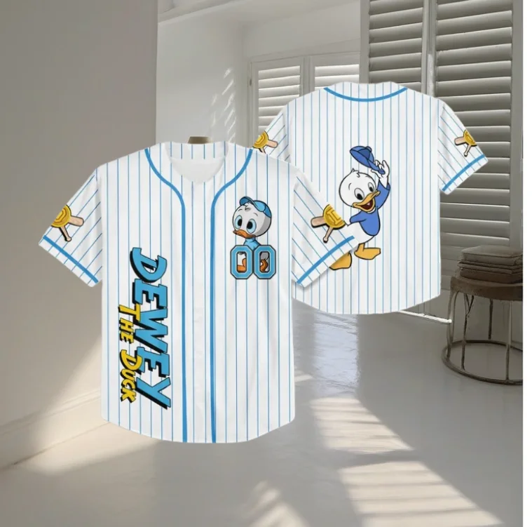 Летняя бейсбольная рубашка с короткими рукавами в сине-белую полоску с надписью «Дональд Даффи» 2026 — это повседневный и спортивный тренд