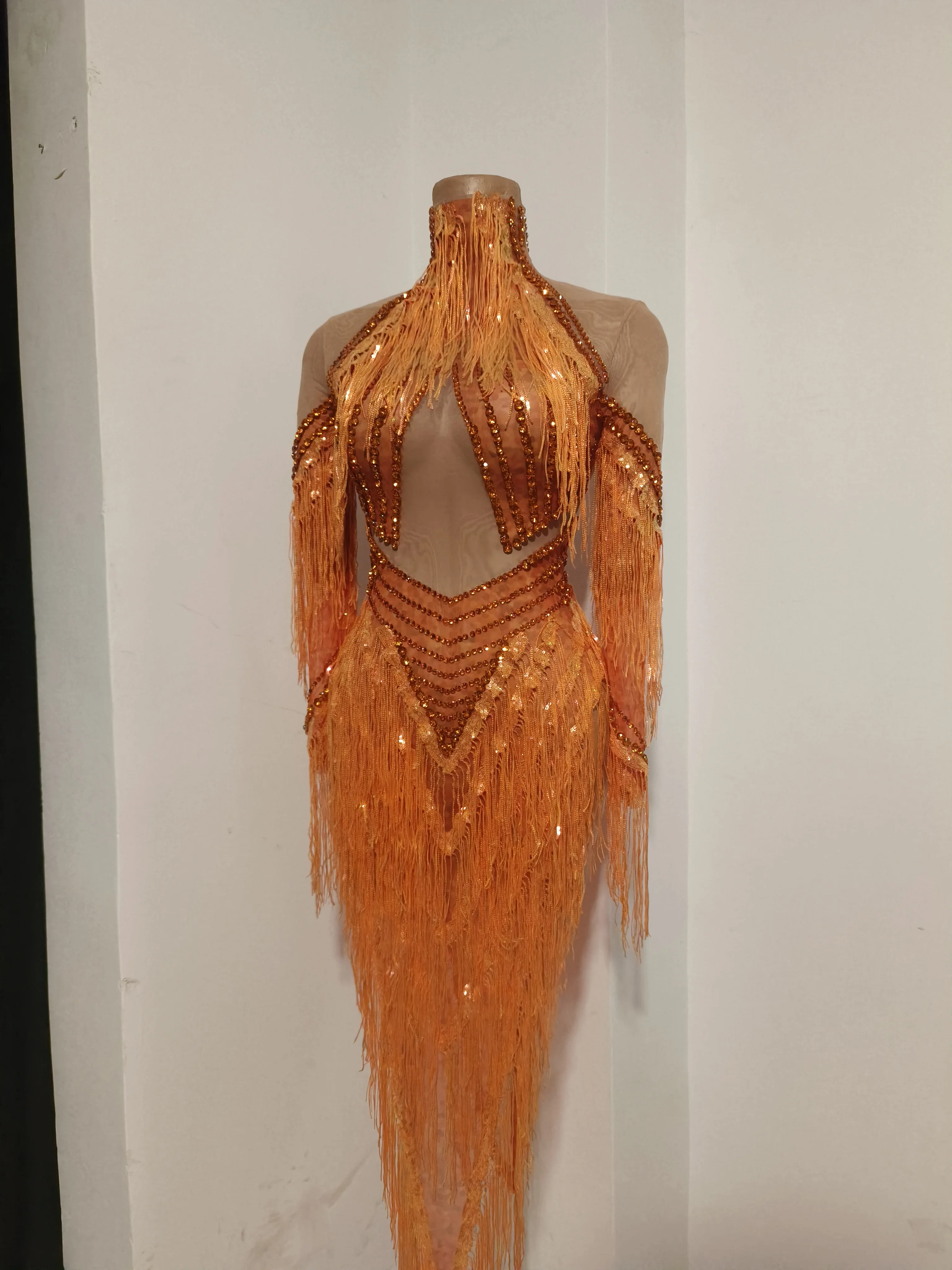 Robe transparente en maille à manches longues avec pompons orange et diamants scintillants pour femm
