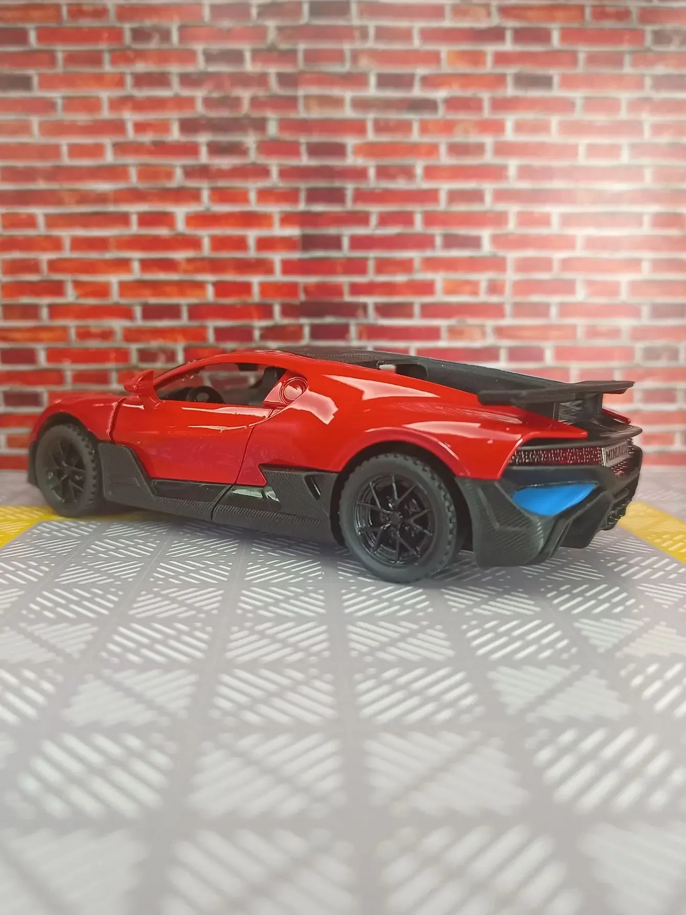 1:32 Bugatti DIVO liga modelo de corrida ornamentos acústico-óptico puxar para trás presentes de menino de porta dupla tem funções de som e iluminação