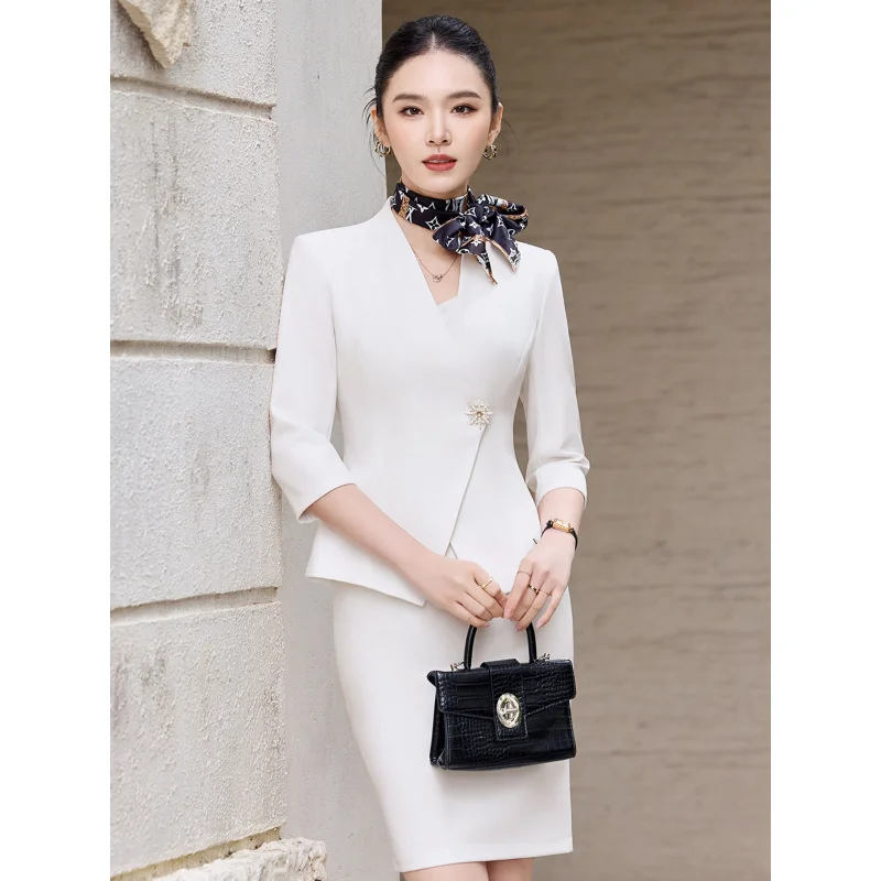 Elegant Spring/Summer Business AttireVCollared suit for women exudes eleganceKTVFront desk jewelry store sales assistant and bea