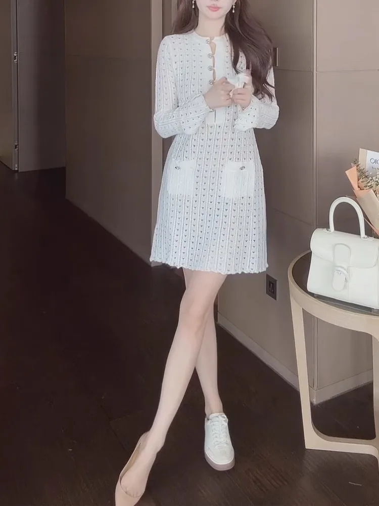 Vestido Branco de Malha Vazada com Camadas, Primavera Verão, Cintura Alta, Saia Evasê, Manga Longa, Gola Redonda, Tecido Fino