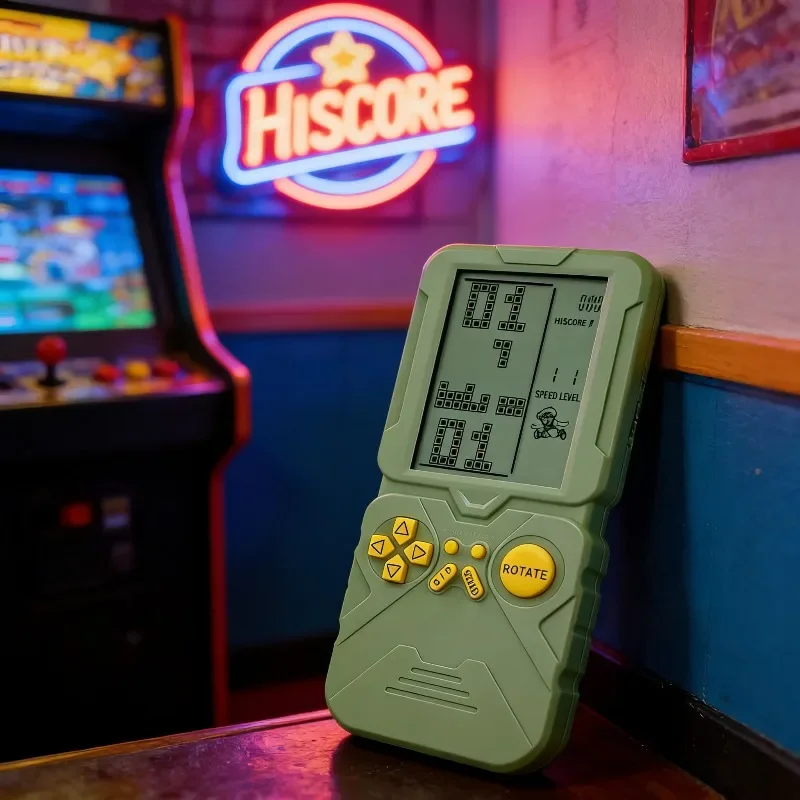 

Игровая консоль, более подходящая для европейских/американских игроков, со встроенными 23 играми, гоночные игры в подарок