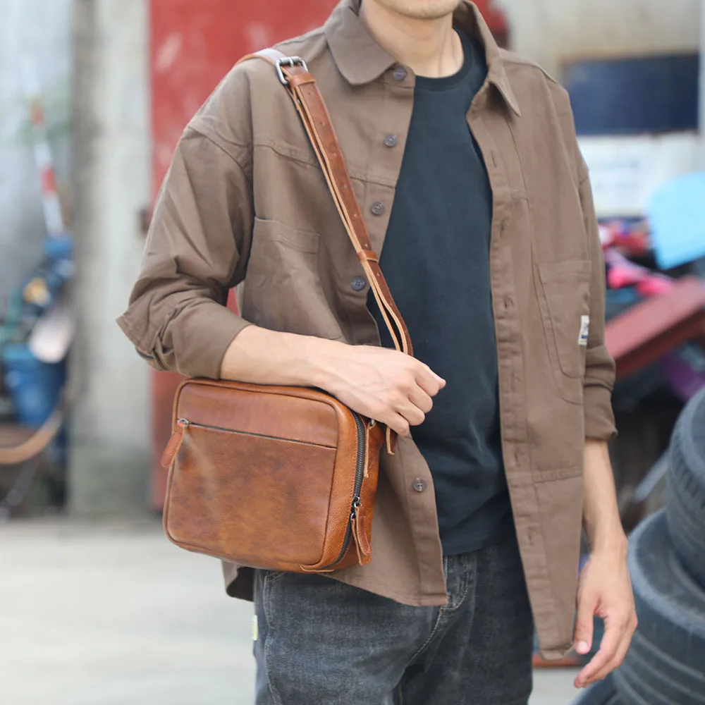 S.WORKER Echtleder Herren Casual Umhängetasche Modische Vegetabil Gegerbte Rindsleder-Brusttasche Leder-Handytasche Tagesrucksack – Detail 5