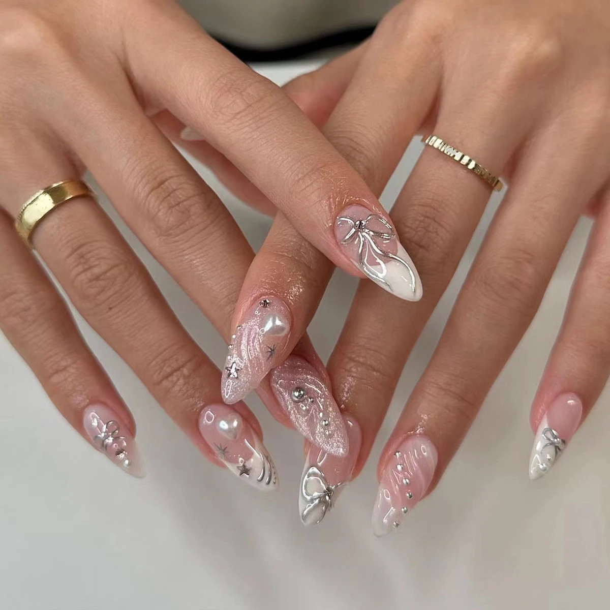 Dulce lazo rosa Diamante de imitación estrellas plateadas Shell prensa en uñas encanto largo forma de almendra uñas postizas arte uñas postizas herramienta de manicura