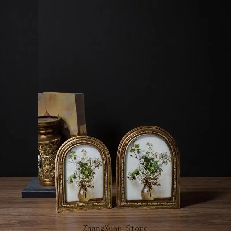 Gewölbter Bilderrahmen aus Kunstharz für Fotos und kleine Kunstdrucke mit antik verziertem Rand für – Detail 2