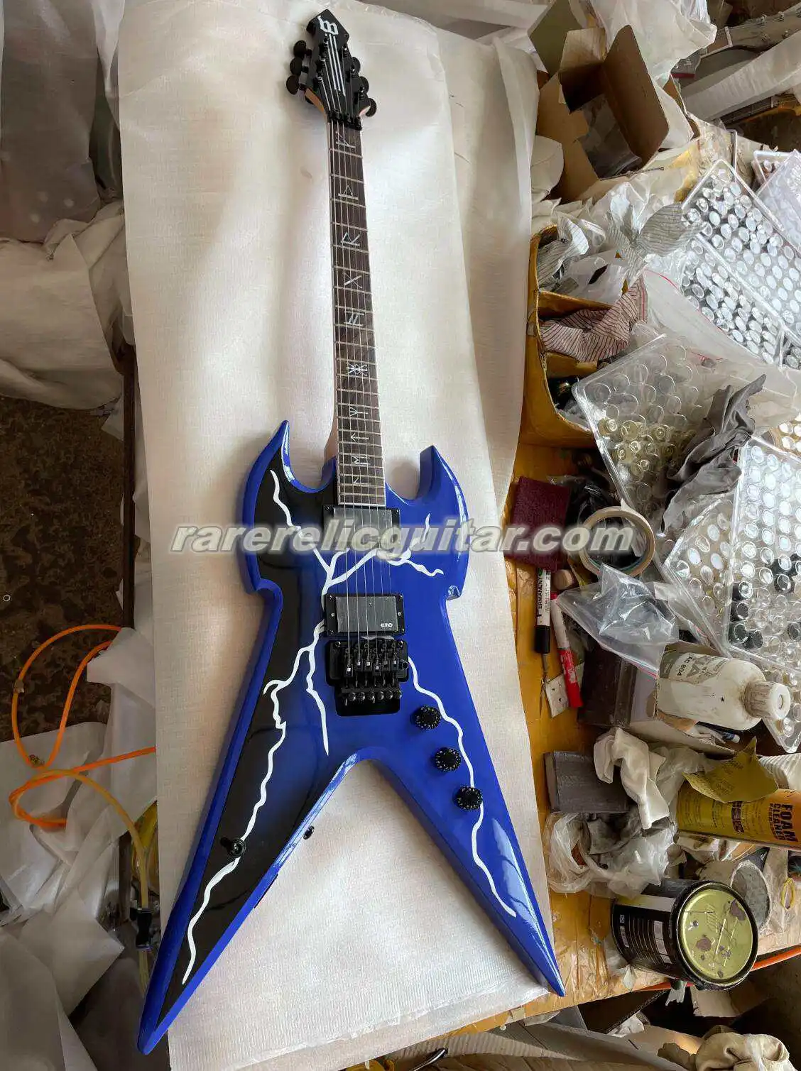 

In Stock Wylde Blue Lightning Pantera Warhammer Electric Guitar China EMG Pickups Floyd Rose Tremolo Black Hardware