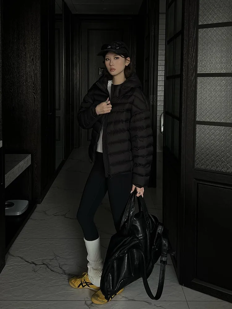 

Новая женская короткая пуховая куртка с капюшоном, наполнителем из 90% белого пуха, длинными рукавами, приталенным кроем, повседневная, теплая, гарантированная теплость.